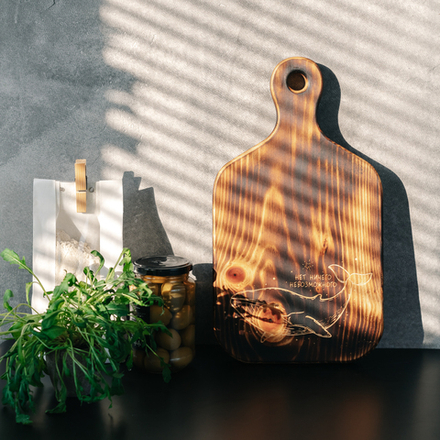 Доска разделочная из древесины сибирского кедра с гравировкой "Нет ничего невозможного". RD75