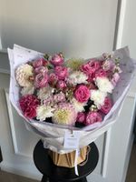 Букет из кустовых пионовидных роз, георгин, маттиолы и хризантемы