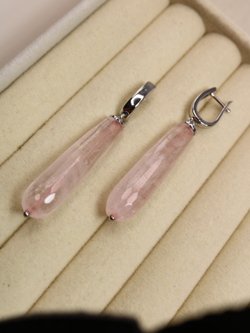 alt="Длинные серьги из розового кварца на английском замке"