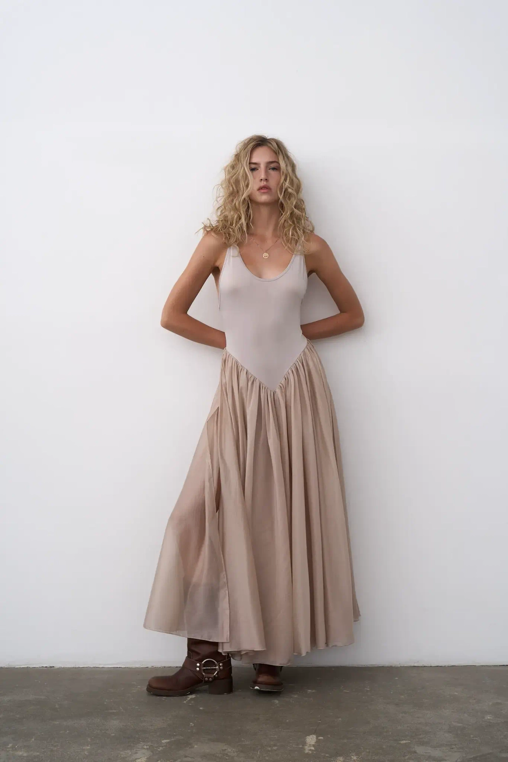 Платье-русалка бежевое