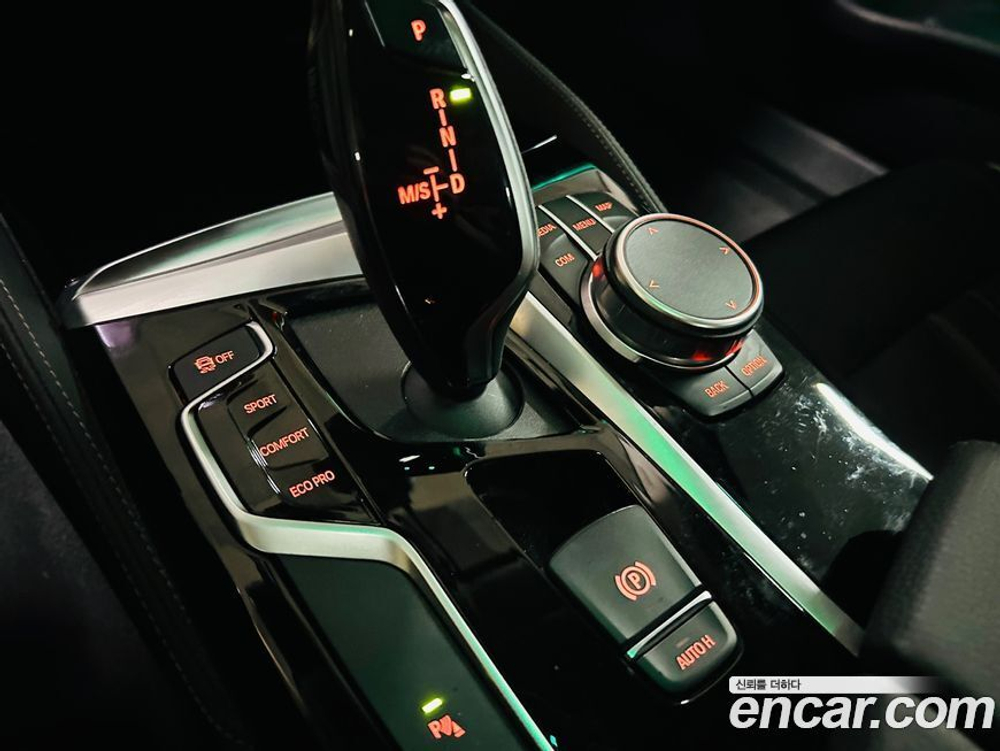 BMW 5 Series (G30) 520i Luxury (08.2019)
