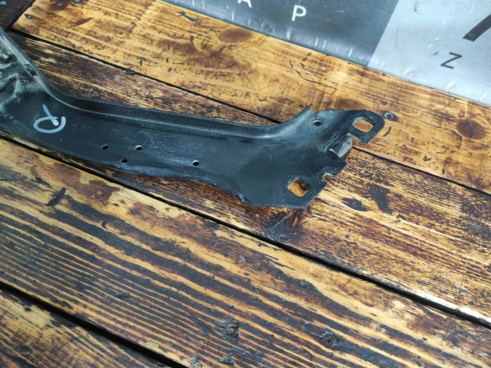 Кронштейн радиатора левый MINI Hatch (F55/F56)  Б/У Оригинал 51647307873