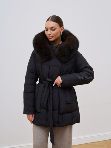 Удлиненный черный пуховик с поясом