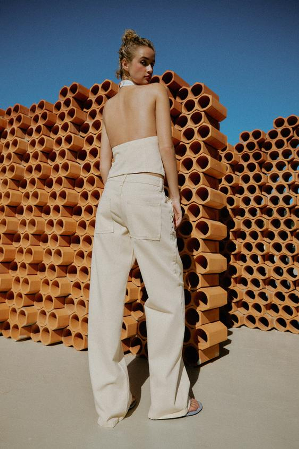 ZARA БРЮКИ STRAIGHT FIT С НИЗКОЙ ПОСАДКОЙ И ЛЮВЕРСАМИ, ЖЕЛТОВАТО-БЕЛЫЙ