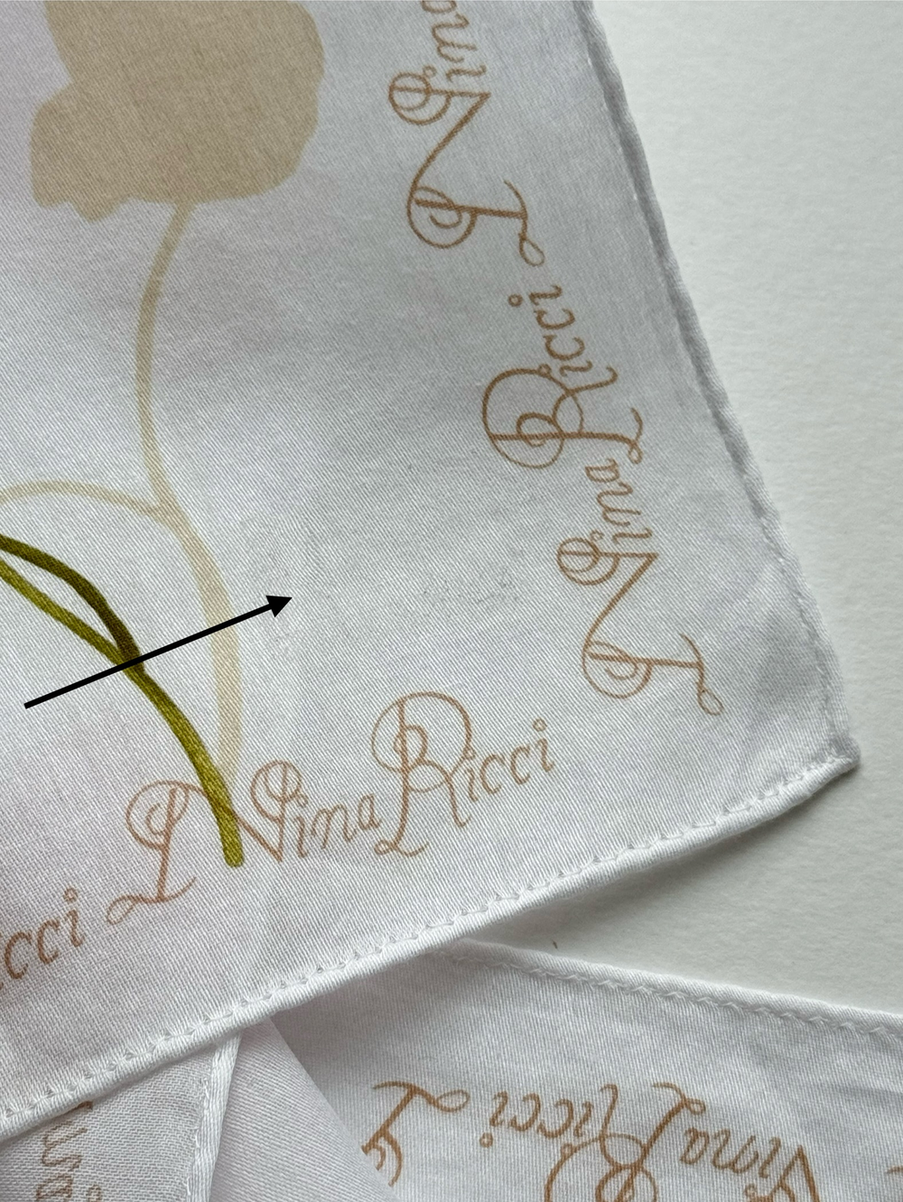 Платок белый с цветами Nina Ricci