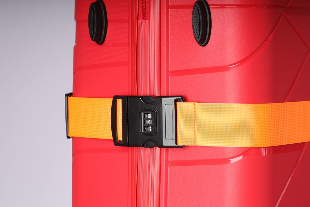 Чемодан 463 / С ремнем / Полипропилен