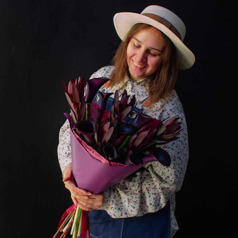 46. Насыщенный дуо-букет с каллами и леукондендронами