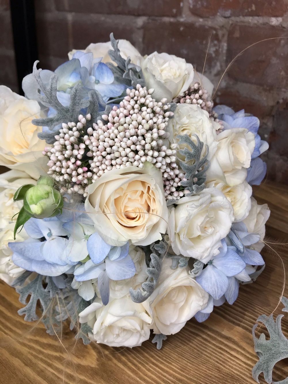 Сваденый букет из роз, голубой гортензии, необычной зелени и сухоцветов