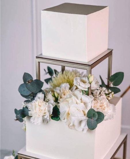 Свадебный торт с квадратными ярусами и цветами