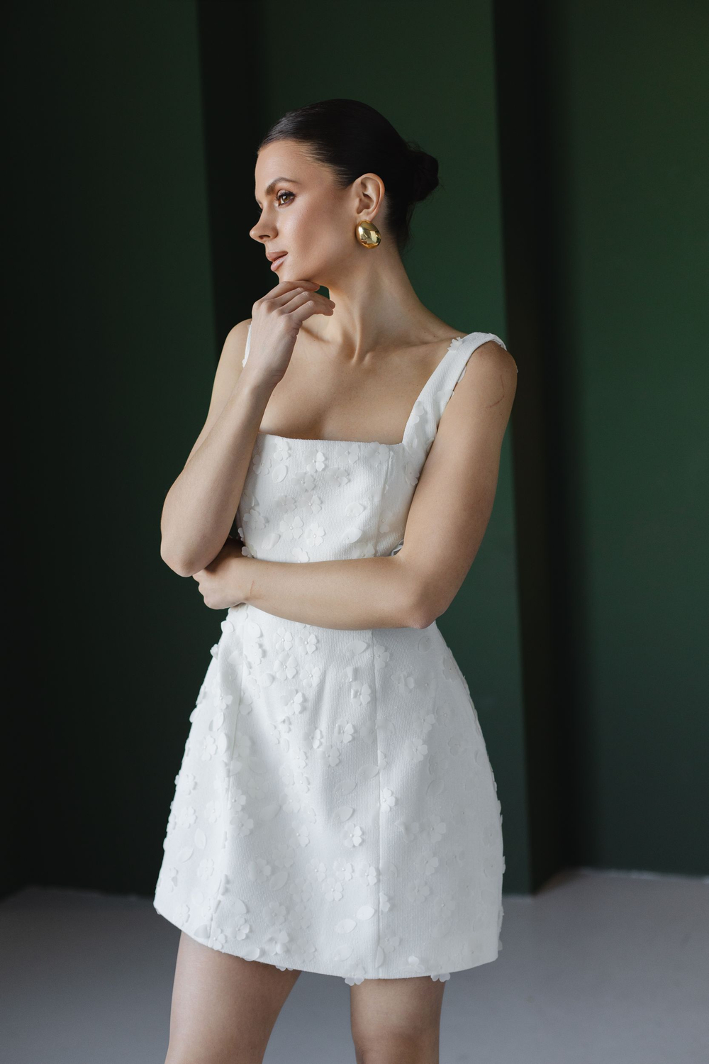 Платье из твида на лямках мини молочное с цветами