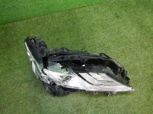 Битая Фара правая Toyota Camry xv70 (2020-н.в.) LED
