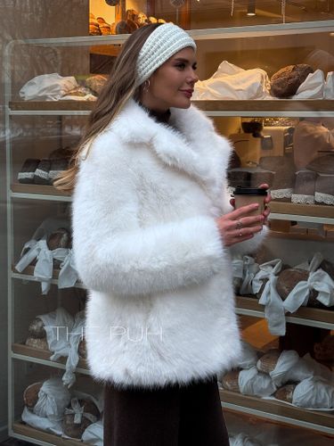 Женская короткая белая шуба