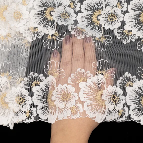 Вышивка на сетке молочная/золото 21 см