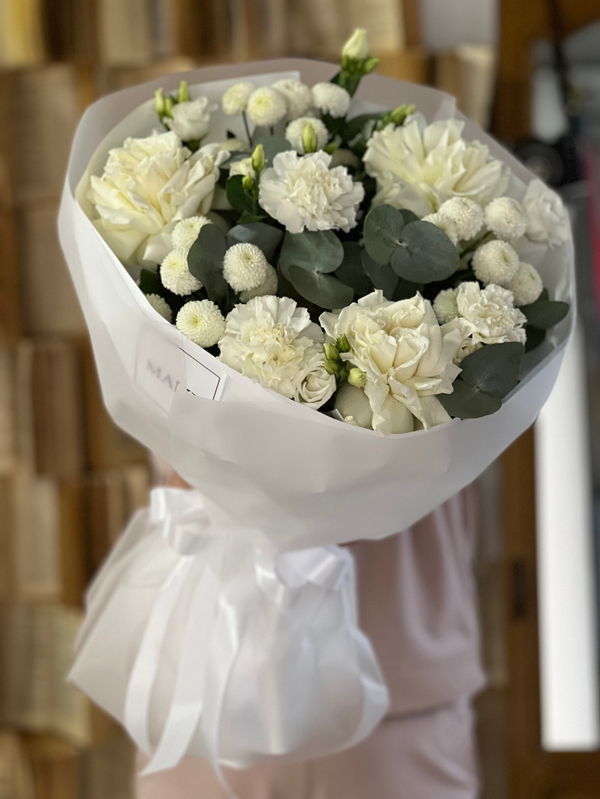 Букет из белых французских роз, диантуса и кустовых хризантем