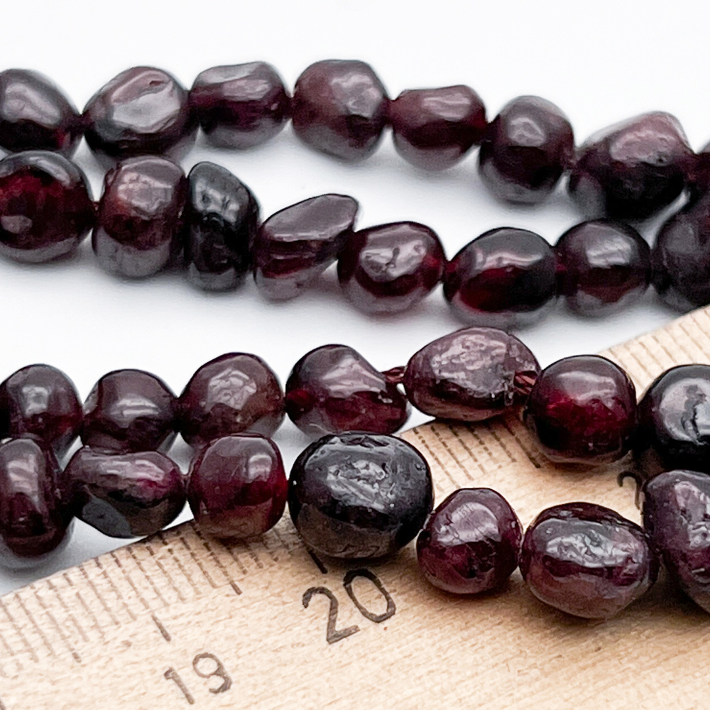 Гранат альмандин бусины, фриформ, размер около 6,5-7,5 мм, цена за отрезок 19 см (1/2 нити)