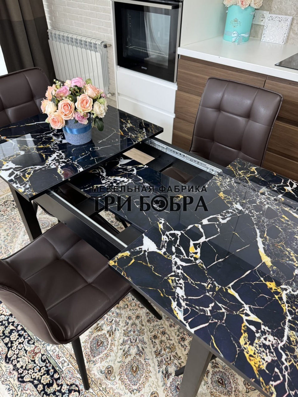 Стеклянный раздвижной стол "Черный мрамор" и стулья "ГУЧИ" коричневый