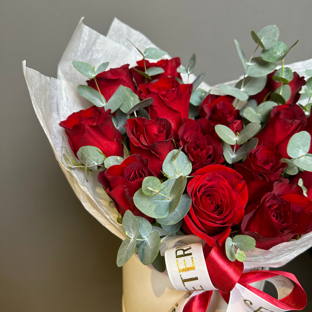 Композиция "Карат BOX"(красная роза в шляпной коробке )