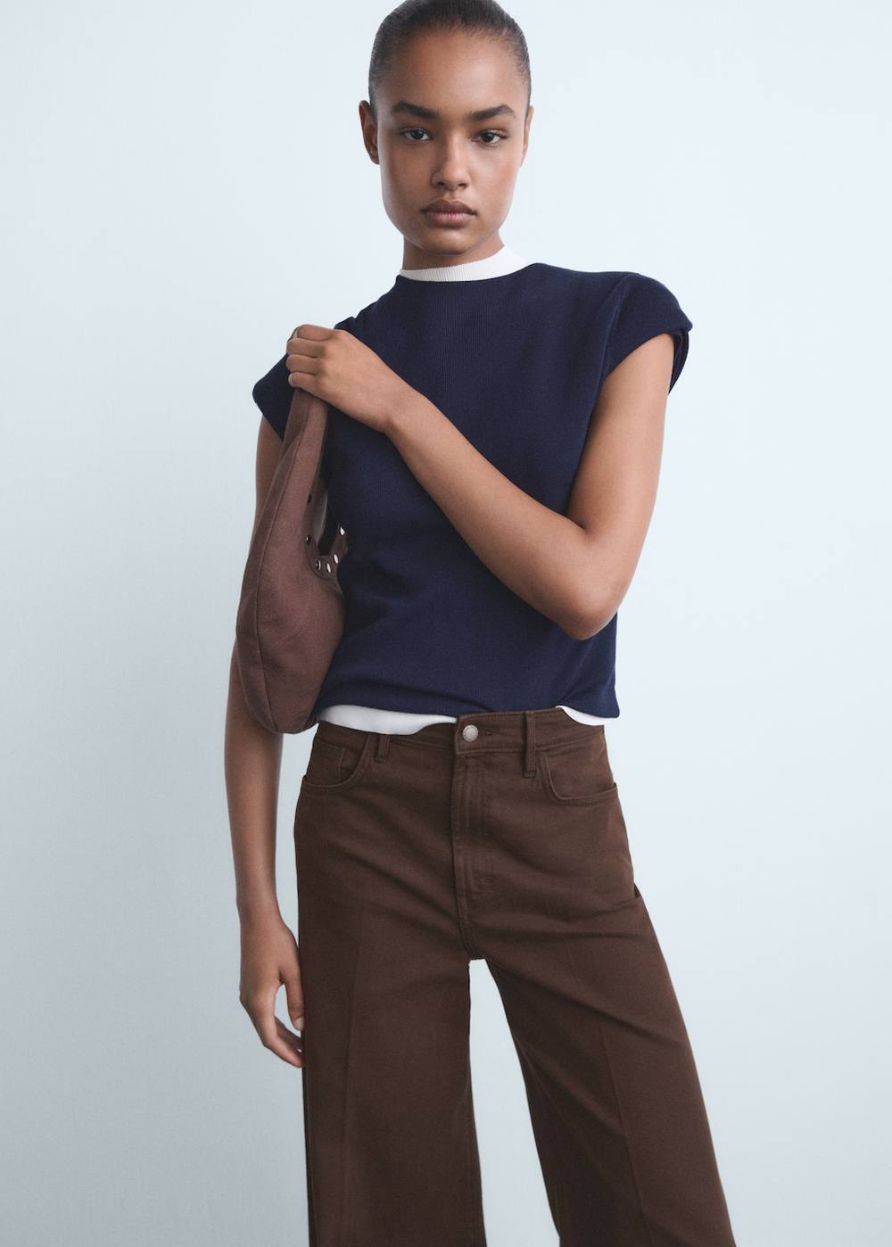 Джинсы с широкими штанинами и высокой посадкой