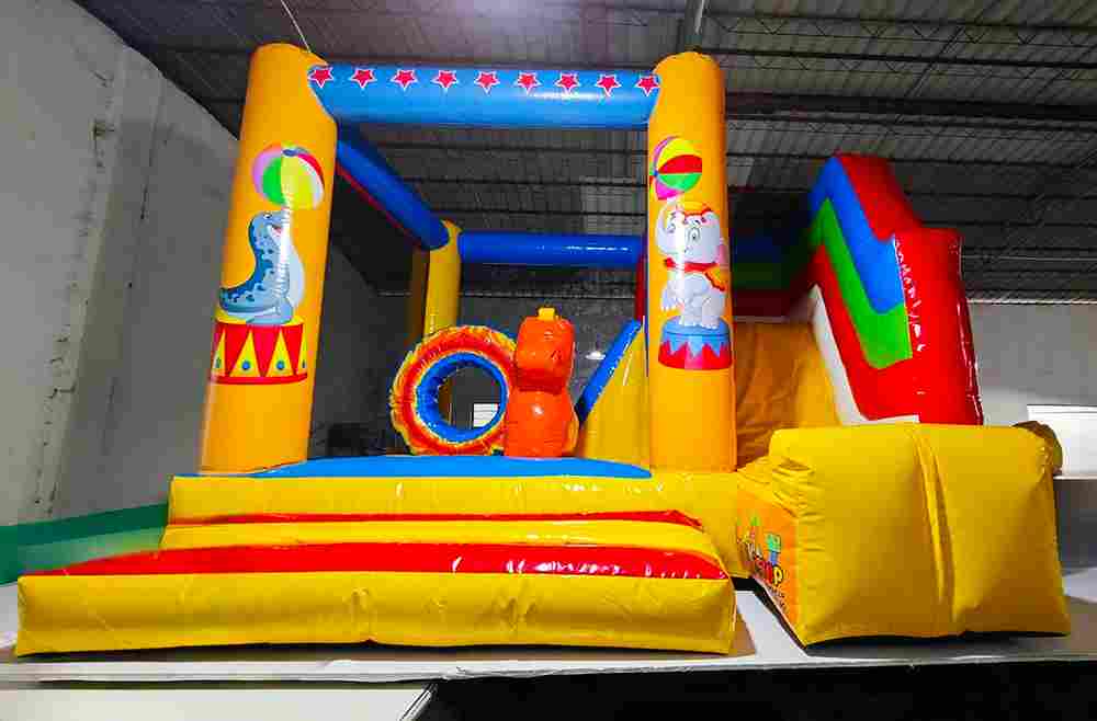 Коммерческий надувной батут «Поход в цирк» с горкой, 4*3,5*2,6 м.