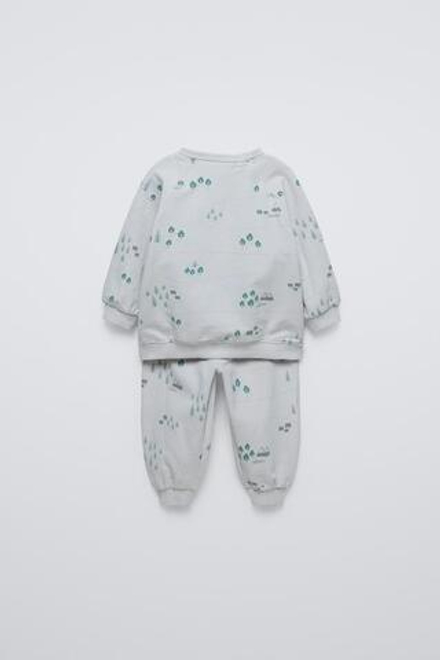 ZARA КОМПЛЕКТ ИЗ ТОЛСТОВКИ И БРЮК С ПРИНТОМ, ЦВЕТ ЛЬДА