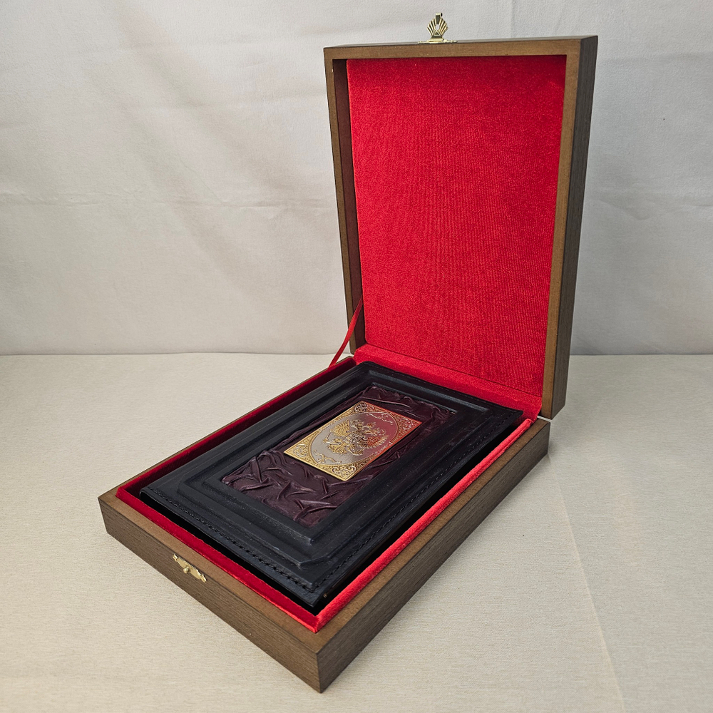 Ежедневник "Герб РФ" (златоустовская гравюра) из натуральной кожи со съемной обложкой в футляре