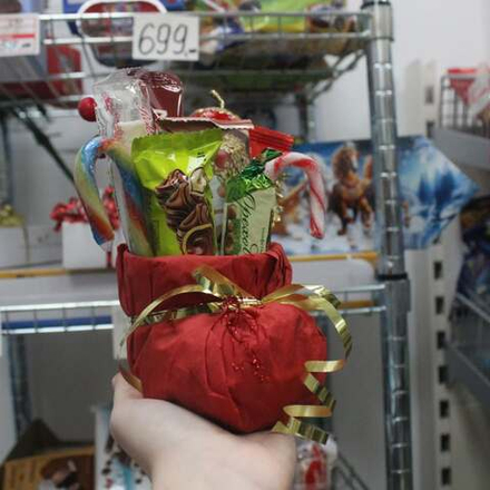 Slatki poklon za novu godinu cizmica