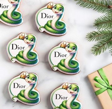 Новогодний пряник змея с шаром с лого