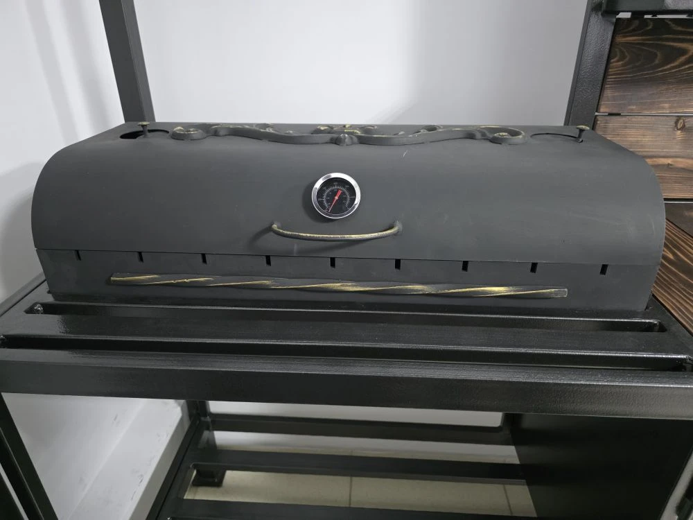 Мангальная зона с крышей 5 мм «Шашлычник с фартуком»  Казань Если вы подбираете мангальную зону с крышей в Казани, «Шашлычник с фартуком» — удобный вариант для дачи и частного дома. Здесь есть мангал из стали 5 мм с крышкой и термодатчиком, регулировка тяги через шиберы и зольник, а рядом — печь под казан 45×45, рассчитанная на казаны от 3 до 16 литров, с трубой и заслонкой. Рабочая поверхность между мангалом и печью помогает готовить без суеты, а два закрытых шкафчика решают вопрос хранения: шампура, казан, уголь и аксессуары всегда будут на месте и защищены от влаги. Если нужно, организуем доставку и установку, а также можем изготовить мангальную зону под заказ по вашим размерам и задачам.  Если вы сейчас выбираете мангальную зону в Казани и хотите посмотреть варианты вживую, приезжайте к нам в магазин — подберём несколько моделей под ваш бюджет и задачи, покажем комплектации и поможем выбрать оптимальный вариант