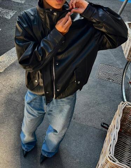 BERSHKA Куртка из искусственной кожи оверсайз, черный