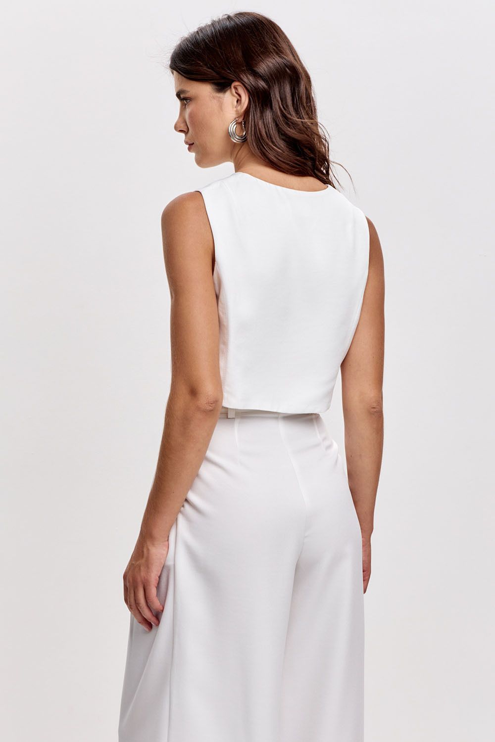 Укороченная жилетка свободного кроя белого цвета