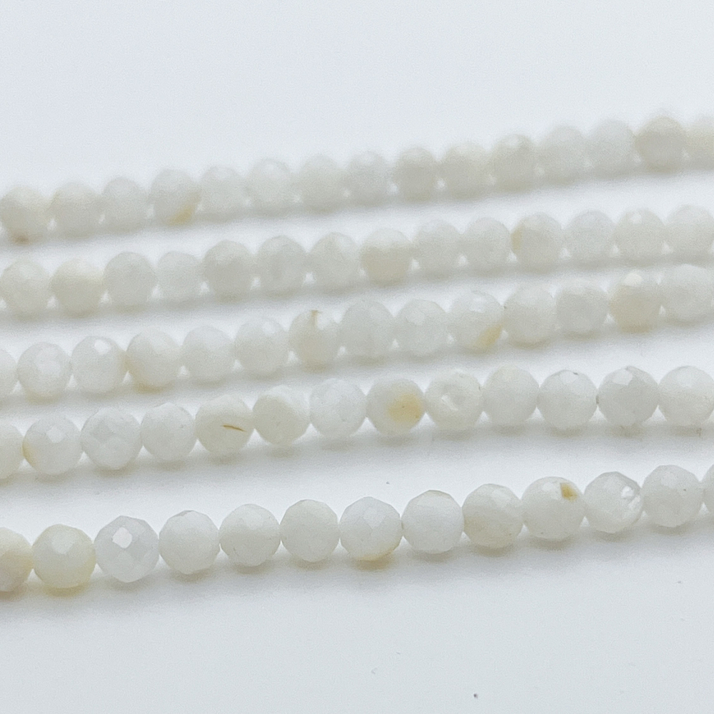 Бусины Арагонит граненый, диаметр 3,9-4 мм, цена за 49-50 шт (1/2 нити)