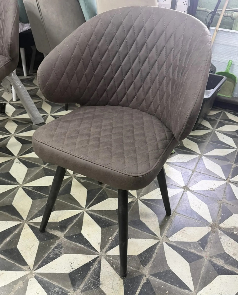 Стул М-City DISAUR Хилт поворотный на 360 градусов, B28 темно-серый, Велюр, Черный каркас