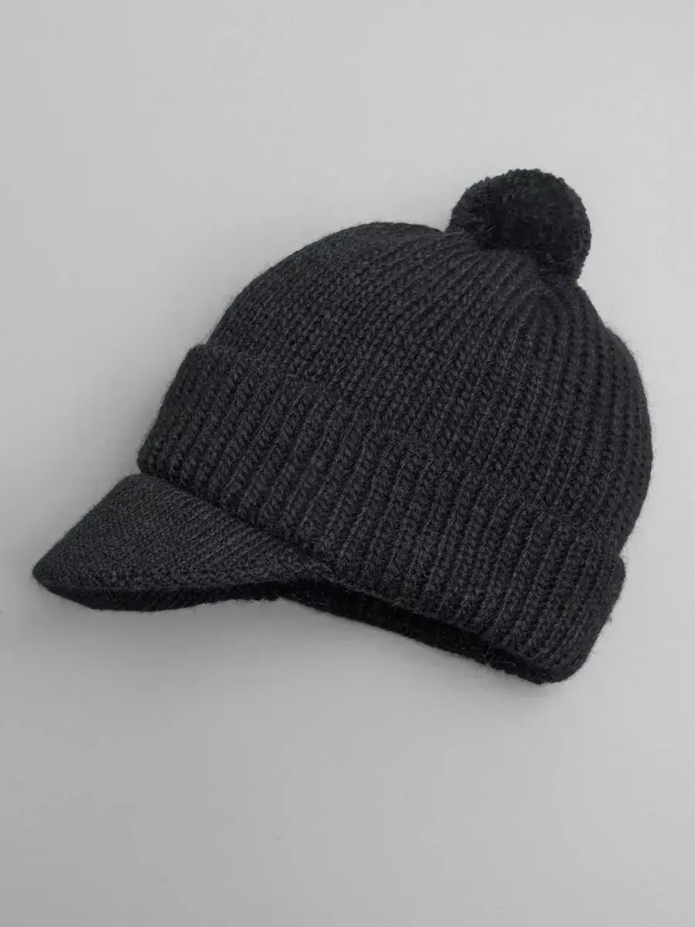 Шапка для мальчика с козырьком на осень