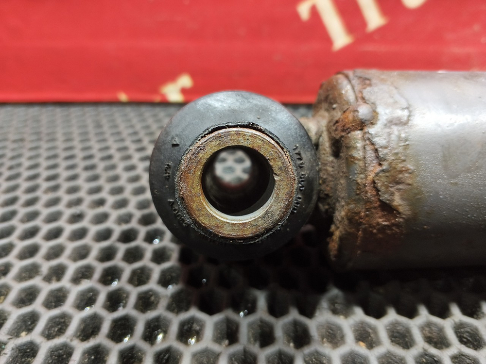 Амортизатор передний 2017г