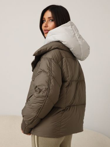 Укороченный пуховик цвета капучино с серым объемным капюшоном