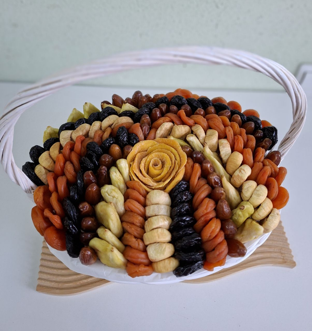 Корзина с сухофруктами