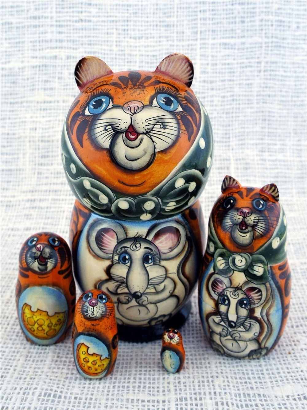 Матрешка "Рыжая кошка с мышонком" из пяти кошек