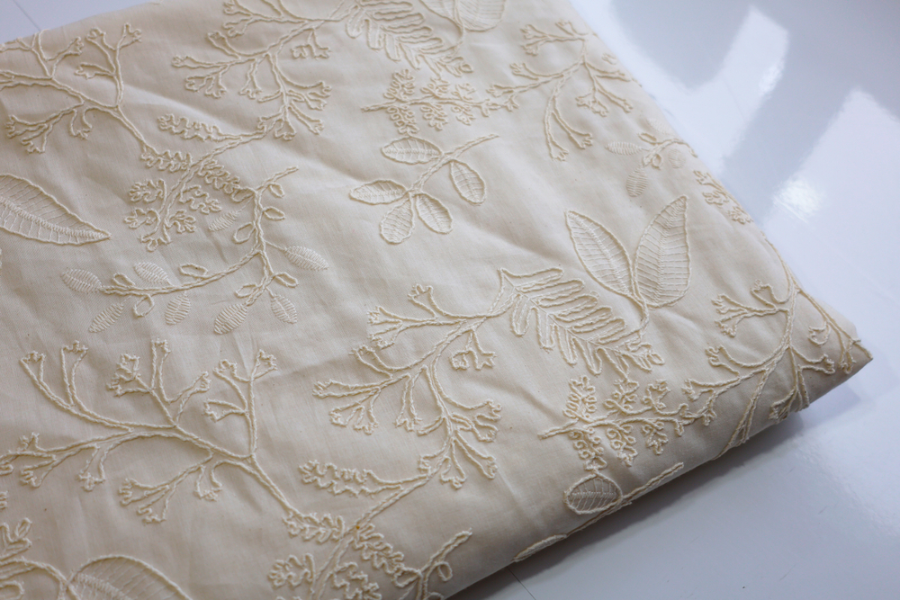 СВЕТЛЫЙ - Хлопок с объемной вышивкой (1414 Маша) (к0 печать около кромки)