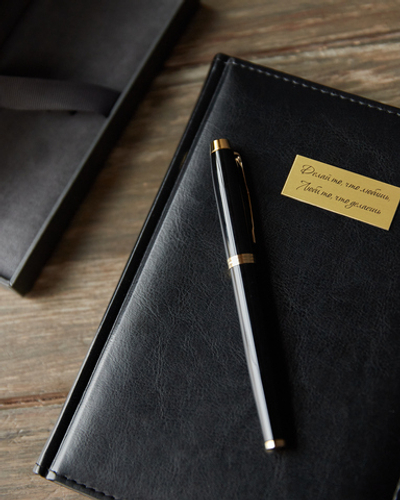 Подарочный набор с гравировкой: Ежедневник и Ручка-роллер Parker IM Metal Black GT 1931659