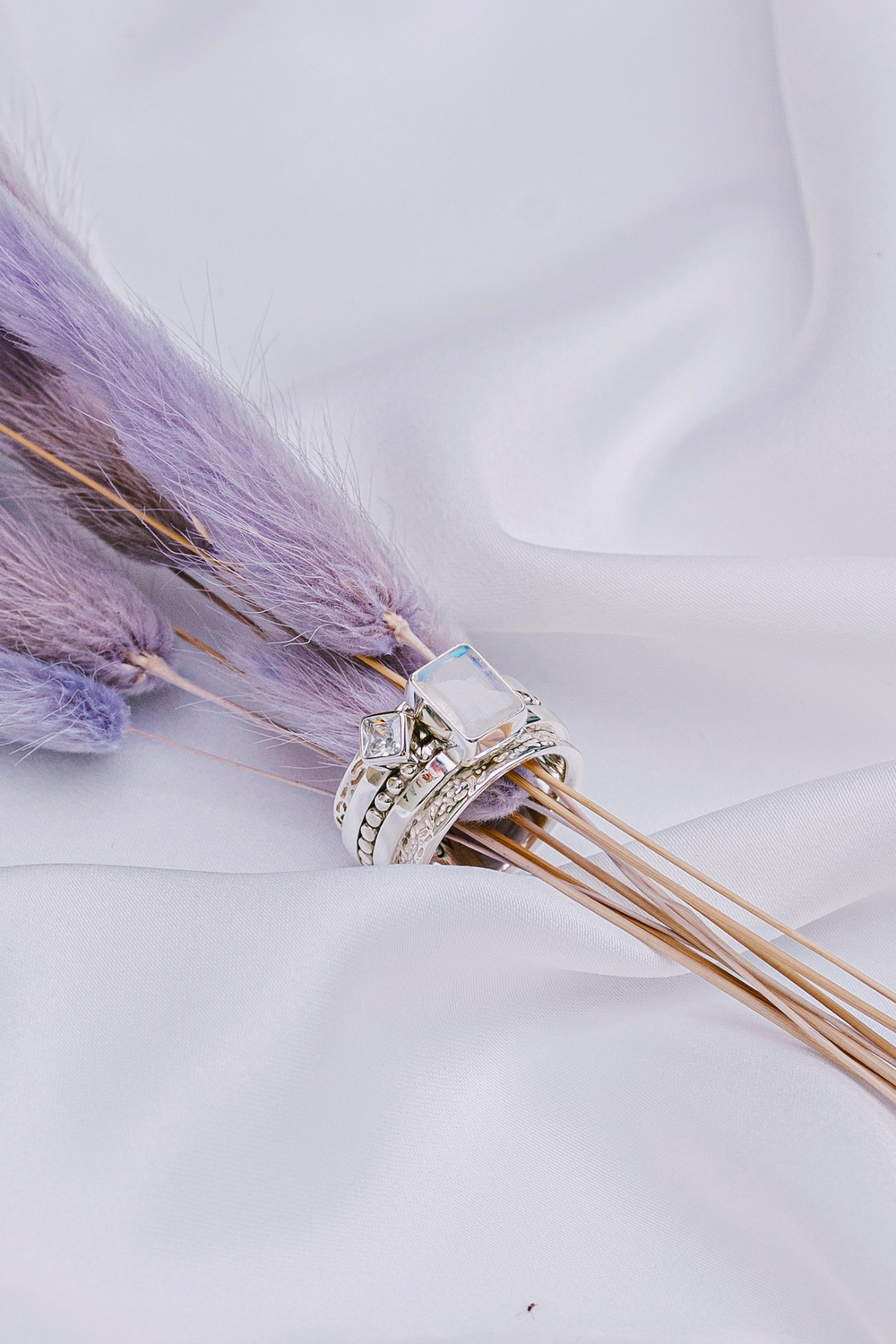 Кольцо «Мозаик» раф прямоугольный с лунным радужным камнем и ромбом белый циркон