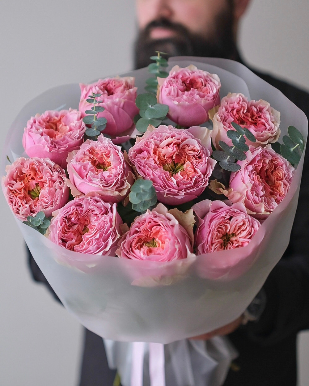 Монобукет из пионовидных роз Пинк Монстр с эвкалиптом