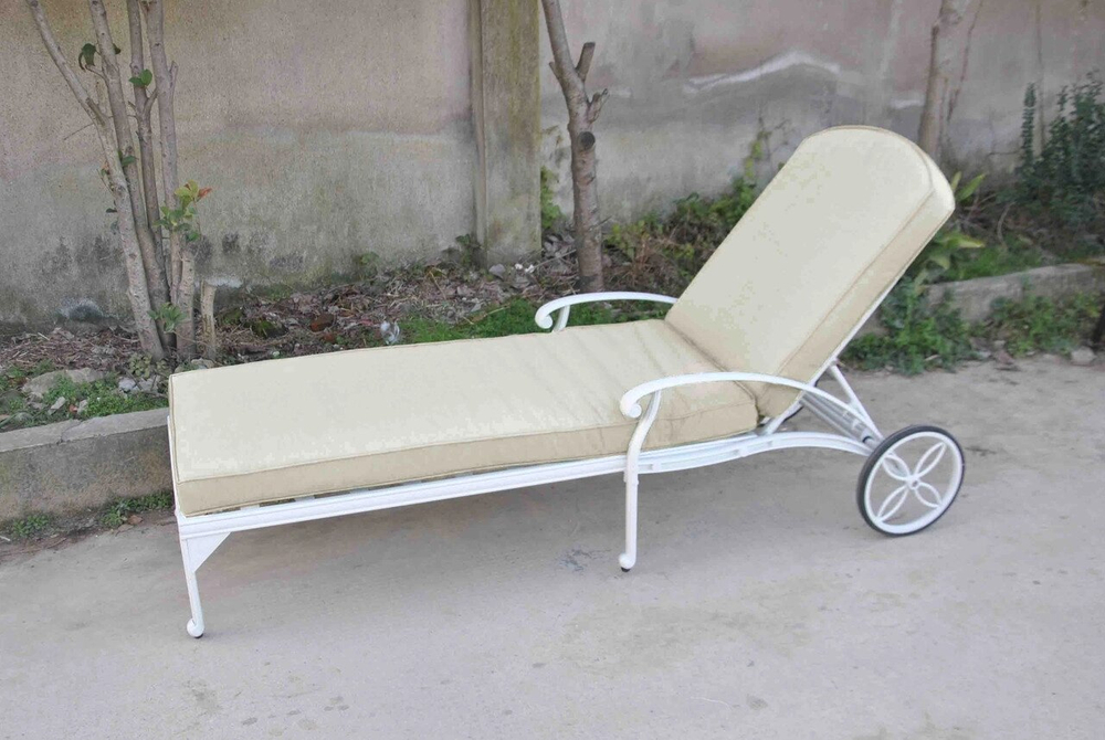 Белый шезлонг Bertha из литого алюминия, белый