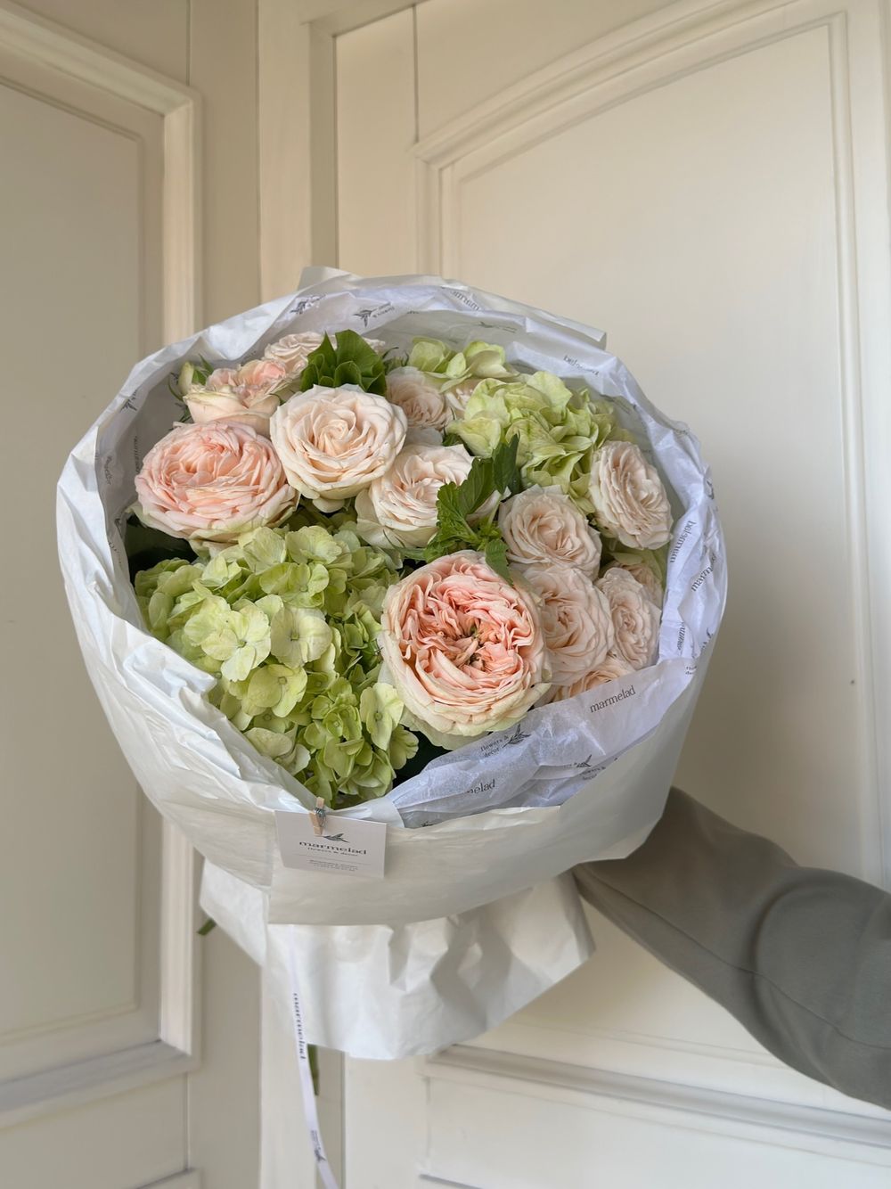 Букет сборный из гортензии, кустовых пионовидных роз и одноголовых роз