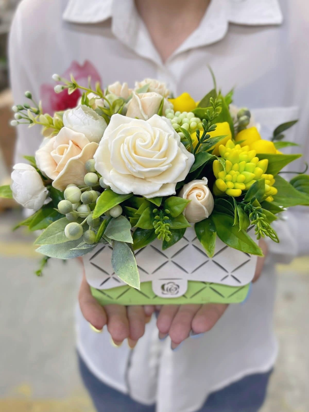 Букет «Розы и лимоны, сумочка»