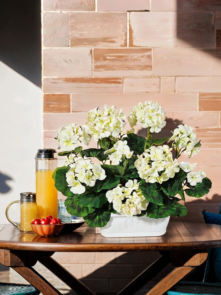 Искусственное растение Герань белая 40см в белом балконном ящике