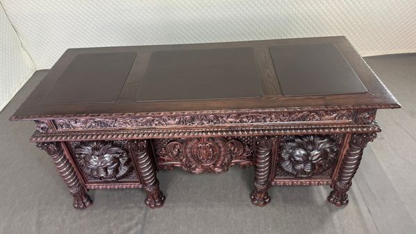 Большой деревянный стол с роскошной резьбой – идеальный выбор для кабинета руководителя