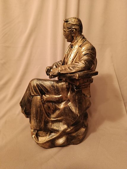 Üzeyir Hacıbəyli heykəli (qızılı)