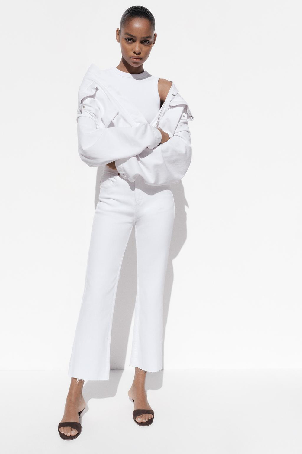 ZARA ДЖИНСЫ TRF CROPPED FLARE С ВЫСОКОЙ ПОСАДКОЙ, БЕЛЫЙ