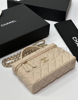 Бежевая сумка Chanel прямоугольная с золотой фурнитурой
