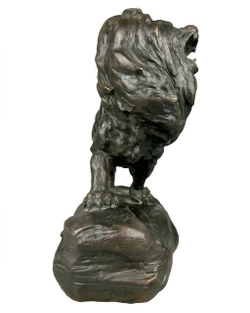 Скульптура "Рычащий лев"